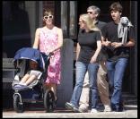 Jennifer Garner et sa fille Violet, accompagnées d'amis (Boston, 5 septembre 2009)
