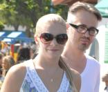 LeAnn Rimes, photographiée en compagnie d'un inconnu, dans les rues de Miami.