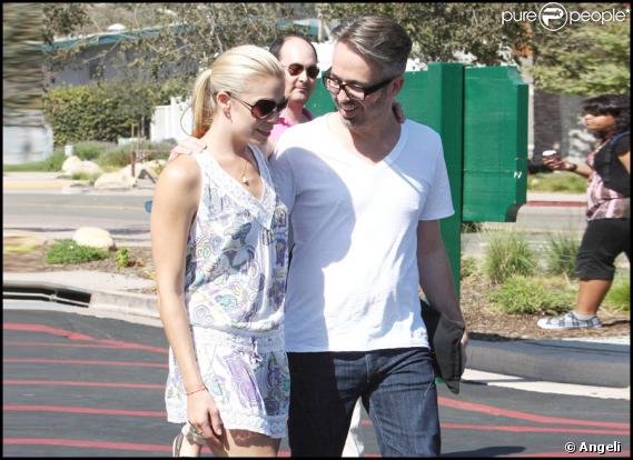 LeAnn Rimes, photographiée en compagnie d'un inconnu, dans les rues de Miami.