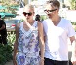 LeAnn Rimes, photographiée en compagnie d'un inconnu, dans les rues de Miami.