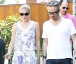 LeAnn Rimes, photographiée en compagnie d'un inconnu, dans les rues de Miami.