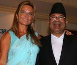 Geri Halliwell et le Premier ministre Népalais Madhav Kumar, le 9 septembre au Népal 