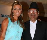 Geri Halliwell et le Premier ministre Népalais Madhav Kumar, le 9 septembre au Népal 