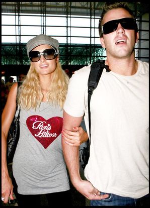 Paris Hilton et Doug Reinhardt à l'aéroport de Los Angeles, le 10 septembre 2009