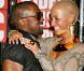 Scandaleux Kanye West : Il arrive bouteille à la main, pelote sa copine et... gâche la joie de Taylor Swift ! Regardez !
