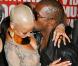 Kanye West arrive aux MTV VMA 2009 avec sa compagne, Amber, et sa bouteille. Quelques minutes plus tard, il s'illustrera tristement...