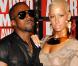 Kanye West arrive aux MTV VMA 2009 avec sa compagne, Amber, et sa bouteille. Quelques minutes plus tard, il s'illustrera tristement...