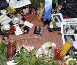 L'étoile de Patrick Swayze honorée par des fans sur Hollywood Bld