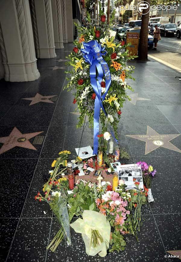 L'étoile de Patrick Swayze honorée par des fans sur Hollywood Bld