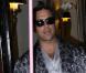 Quand le déjanté Robbie Williams se balade en pyjama dans Paris... et brandit un sabre laser ! Un cadeau... dangereux ! (réactualisé)