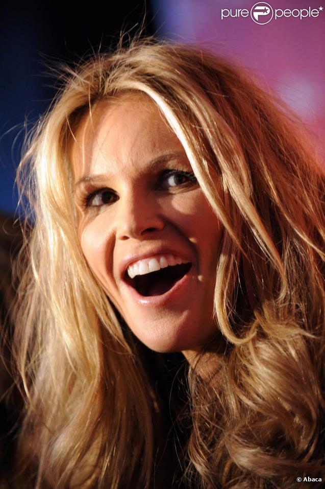 Elle Macpherson, à l'occasion de la soirée US Weekly's 25 most stylish New York Event, à L'Avenue, à New York, le 16 septembre 2009 !