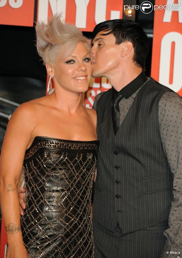 Pink et son mari Carey Hart en pleine pause tendresse aux MTV Video Music Awards 