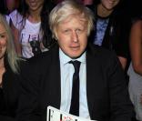 Joan Collins et Boris Johnson au défilé de Caroline Charles, à Londres. Le 18/09/09