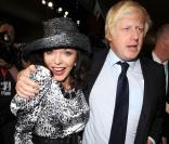 Joan Collins et Boris Johnson au défilé de Caroline Charles, à Londres. Le 18/09/09