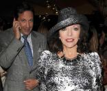 Joan Collins et son homme Percy Gibson au défilé de Caroline Charles, à Londres. Le 18/09/09