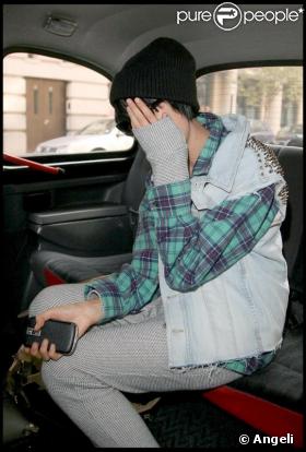 Agyness Deyn se cache des photographes le 19 septembre 2009