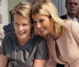 Les princesses Maxima des Pays-Bas (en rose) et Mathilde de Belgique (en gris) ont inauguré le musée M à Louvain, le 20 septembre 2009