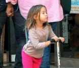 Hugh Jackman, sa femme Deborah et leur petite Ava se baladent et jouent dans Manhattan. 21/09/09