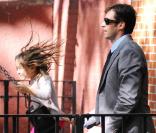 Hugh Jackman, sa femme Deborah et leur petite Ava se baladent et jouent dans Manhattan. 21/09/09