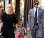 Hugh Jackman, sa femme Deborah et leur petite Ava se baladent et jouent dans Manhattan. 21/09/09