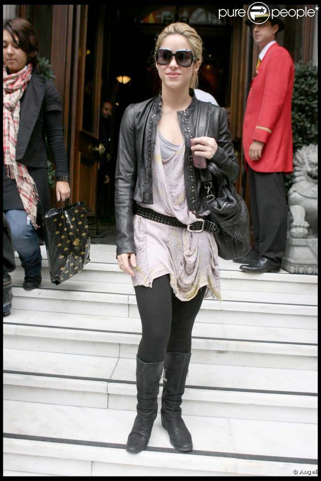 http://static1.purepeople.com/articles/8/40/54/8/@/286691-shakira-a-londres-le-23-septembre-2009-637x0-3.jpg