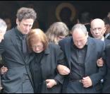 Le frère, la mère et le père de l'artiste aux obsèques de Filip Nikolic, le 24 septembre 2009.
