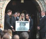 Tanelle, belle-fille de l'artiste, aux obsèques de Filip Nikolic, le 24 septembre 2009.