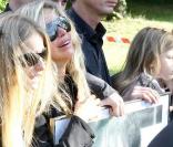 Valérie Bourdin et ses filles Tanelle et Sasha, effondrées aux obsèques de Filip Nikolic, le 24 septembre 2009.