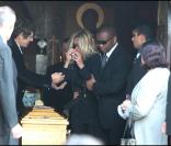 Valérie Bourdin ne contient pas son émotion et se laisse aller aux obsèques de Filip Nikolic, le 24 septembre 2009.