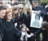 La famille de l'acteur, anéantie, aux obsèques de Filip Nikolic, le 24 septembre 2009.