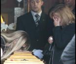 Tanelle embrasse le cercueil aux obsèques de Filip Nikolic, le 24 septembre 2009.
