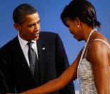 Michelle Obama salue Silvio Berlusconi lors du dîner du G20 à Pittsburgh