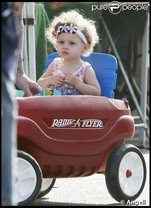 Joel Madden et sa petite Harlow en pleine promenade père-fille, septembre 2009