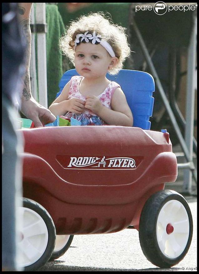 Joel Madden et sa petite Harlow en pleine promenade père-fille, septembre 2009