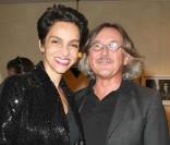 Farida Khelfa et le propriétaire de la galerie, Pierre Passebon, lors du vernissage et de la signature du livre de Philippe Morillon, 