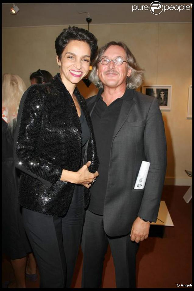 Farida Khelfa et le propriétaire de la galerie, Pierre Passebon, lors du vernissage et de la signature du livre de Philippe Morillon, 