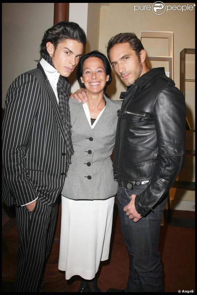 Baptiste Giabiconi, Lady Amanda Harlech lors du vernissage et de la signature du livre de Philippe Morillon, 
