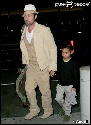 Brad Pitt et son fils Maddox à l'aéroport de New York le 25 septembre 2009, avant de rejoindre la France