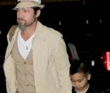 Brad Pitt et son fils Maddox à l'aéroport de New York le 25 septembre 2009, avant de rejoindre la France