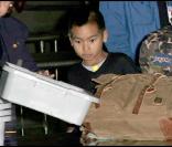 Brad Pitt et son fils Maddox à l'aéroport de New York le 25 septembre 2009, avant de rejoindre la France