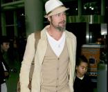Brad Pitt et son fils Maddox à l'aéroport de New York le 25 septembre 2009, avant de rejoindre la France