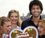 Adrian Grenier à Munich et en bonne compagnie