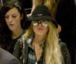 Lindsay Lohan arrive à Paris, ce mardi 29 septembre. Elle y présentera sa collection Ungaro le 4 octobre prochain.