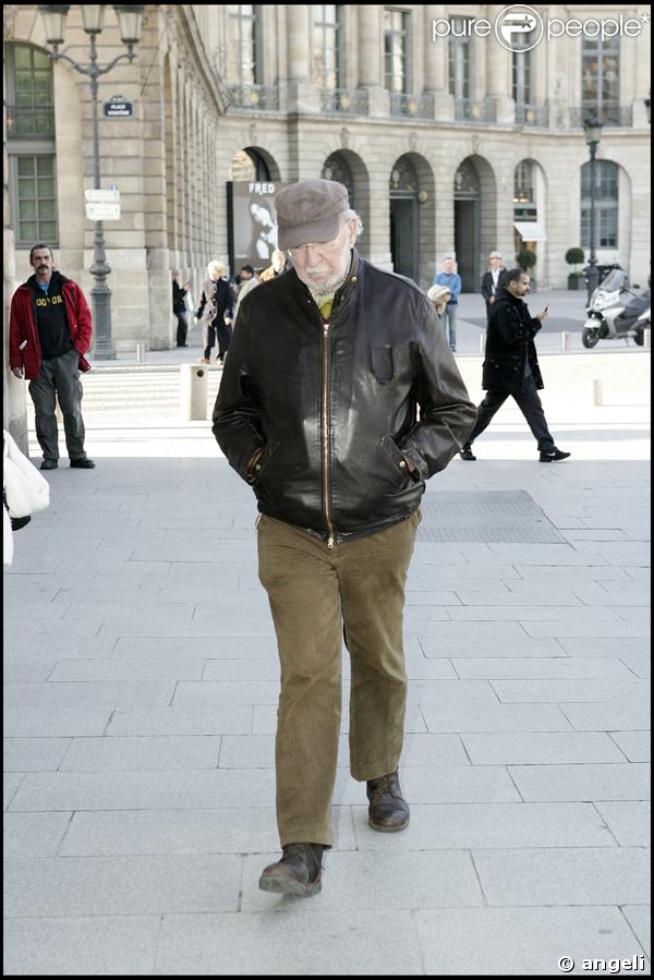 Jean-Pierre Mariellevient rendre un dernier hommage à Henri Salvador, à son domicile de la place Vendôme