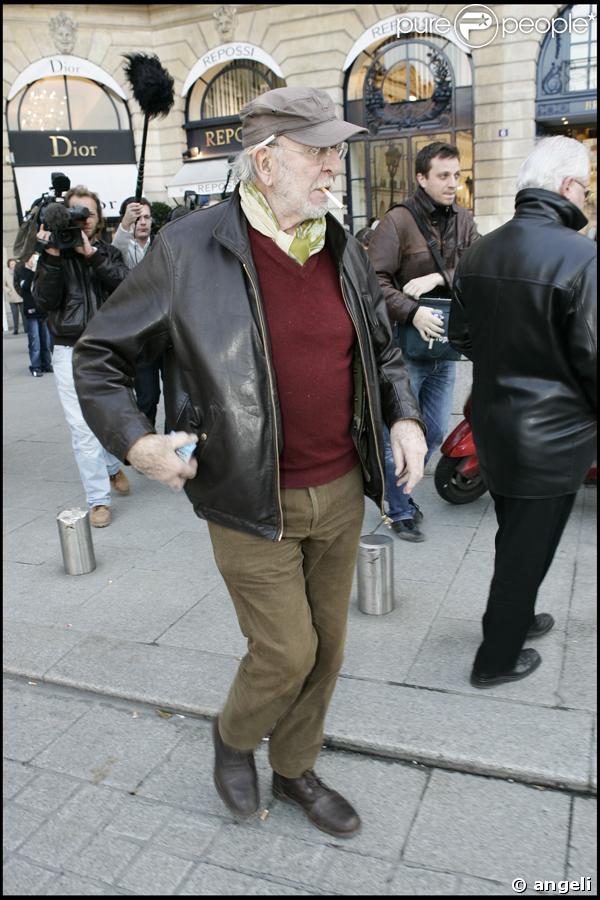 Jean-Pierre Marielle vient rendre un dernier hommage à Henri Salvador, à son domicile de la place Vendôme