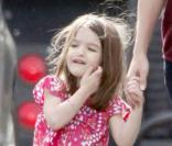 Suri et Katie Holmes viennent rendre visite à Tom Cruise sur le tournage de Wichita le 30 septembre 2009 à Boston