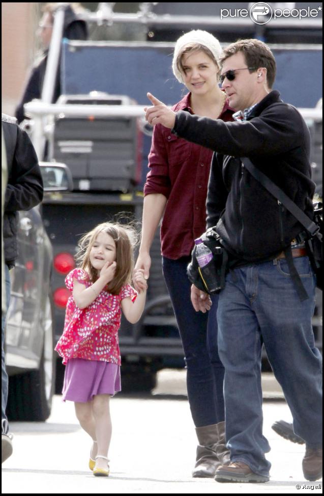 Suri et Katie Holmes viennent rendre visite à Tom Cruise sur le tournage de Wichita le 30 septembre 2009 à Boston