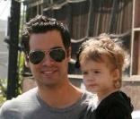 Jessica Alba, son mari Cash Warren et leur adorable petite Honor - qui vient d'apprendre à marcher - vont déjeuner dans West Hollywood le 2 octobre 2009