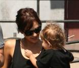 Jessica Alba, son mari Cash Warren et leur adorable petite Honor - qui vient d'apprendre à marcher - vont déjeuner dans West Hollywood le 2 octobre 2009