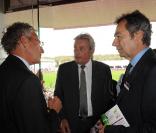 Nelson Monfort, Alain Delon et Michel Denisot au Qatar Prix de l'Arc de triomphe, le 4 octobre 2009.